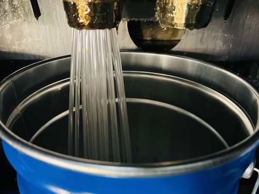 Δυνατότητα Εποξυδυναμική ρητίνη χύτευσης για την αντοχή στη σύσφιξη 60-80N/mm2 Χρονοδιάστημα ζωής Κρυστάλλινο υγρό